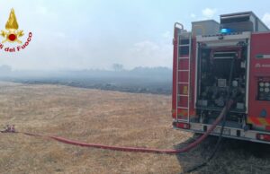 Sindia, grosso incendio: evacuate aziende agricole, mezzi aerei in azione