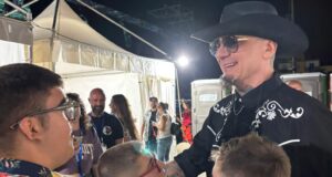 J-Ax, incontro speciale a Iglesias con i bimbi dell’associazione Charlibrown