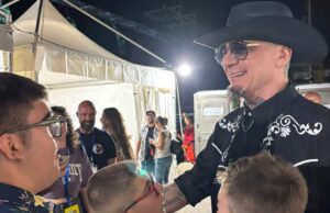 J-Ax, incontro speciale a Iglesias con i bimbi dell’associazione Charlibrown