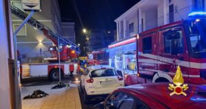 Paura a Olbia, fiamme in un appartamento e palazzo evacuato