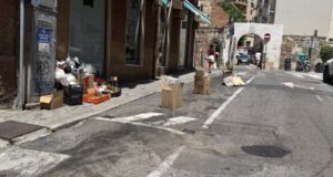 Cagliari, Stampace sommersa dai rifiuti: la rabbia dei residenti