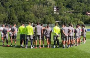 Cagliari, Yerry Mina è giunto in ritiro: con lui anche il presidente Giulini