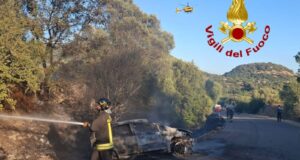 Esce di strada e l’auto viene avvolta dalle fiamme, paura a Romana