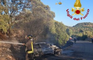 Esce di strada e l’auto viene avvolta dalle fiamme, paura a Romana