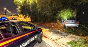 Cagliari, fugge dai Carabinieri e si schianta su un albero: era ubriaco