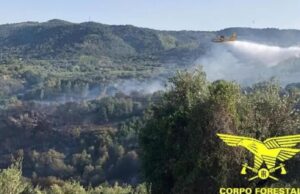 Incendio a Burcei: due elicotteri del Corpo Forestale in azione