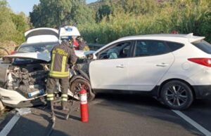 Budoni, violento frontale: due feriti e complesso intervento dei Vigili del fuoco