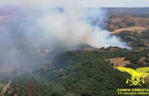 Incendi in Sardegna, 25 roghi in tutta l’Isola: ben 9 hanno impegnato mezzi aerei