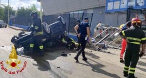 Sassari, carambola spaventosa: auto si ribalta e sfonda un cancello