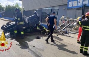 Sassari, carambola spaventosa: auto si ribalta e sfonda un cancello