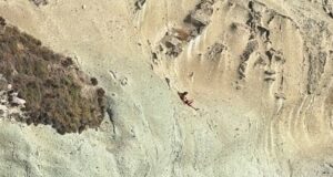 Bosa, scivola in un dirupo e resta aggrappata: salvata in elicottero