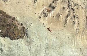 Bosa, scivola in un dirupo e resta aggrappata: salvata in elicottero