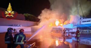 Olbia, grosso incendio in un cantiere nautico: distrutto un catamarano