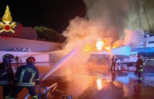 Olbia, grosso incendio in un cantiere nautico: distrutto un catamarano