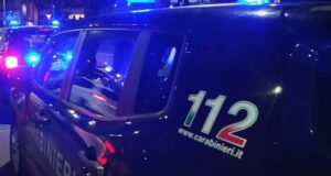 Follia a Baja Sardinia, turista ubriaco aggredisce clienti di un locale: arrestato