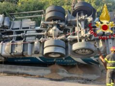 Paura a Nurallao, mezzo pesante si ribalta lungo la carreggiata