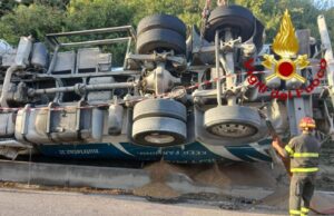 Paura a Nurallao, mezzo pesante si ribalta lungo la carreggiata