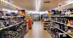 Alghero, spray urticante tra le casse dell’Eurospin: “Siete troppo vicini”