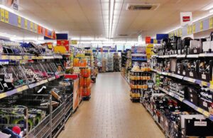 Alghero, spray urticante tra le casse dell’Eurospin: “Siete troppo vicini”