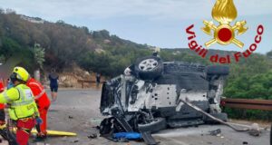 Paura ad Arzachena, auto si ribalta e precipita dai tornanti: un ferito grave