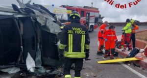 Paura ad Arzachena, il designer Giugiaro esce di strada e si ribalta con l’auto