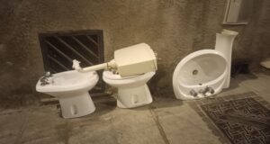 Cagliari, incivili alla Marina: in strada sanitari e cianfrusaglie