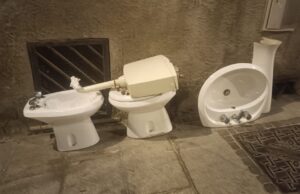 Cagliari, incivili alla Marina: in strada sanitari e cianfrusaglie