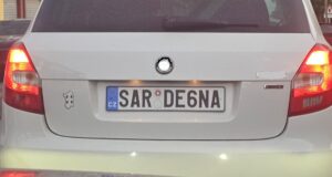 Settimo San Pietro, nella targa dell’auto la scritta Sardegna | Ecco perché può