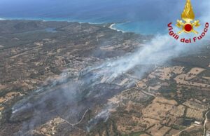 Sardegna a fuoco: maxi incendio a Orosei, 13 mezzi in azione e case evacuate