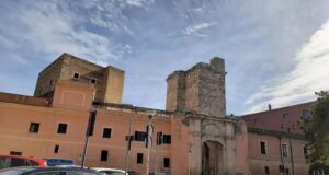 Cagliari, lavori urgenti all’arco di Porta Cristina: chiuso il varco