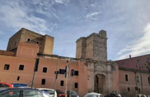 Cagliari, lavori urgenti all’arco di Porta Cristina: chiuso il varco