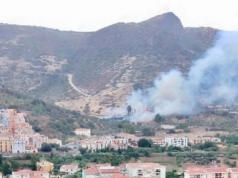 Ennesimo rogo in Sardegna: incendio minaccia il centro di Bosa