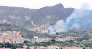 Ennesimo rogo in Sardegna: incendio minaccia il centro di Bosa