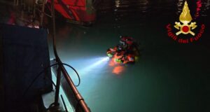 Notte agitata a Porto Torres: peschereccio finisce sugli scogli, recupero in corso