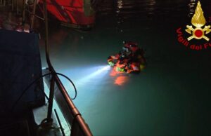 Notte agitata a Porto Torres: peschereccio finisce sugli scogli, recupero in corso