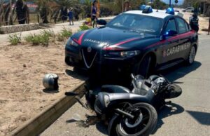 Poetto, pazza fuga in moto tra i bagnanti: 32enne arrestato dopo un inseguimento