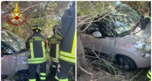 Stintino, auto incastrata tra gli alberi: sul posto Vigili del fuoco e elisoccorso