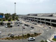 Paura in volo sulla tratta Cagliari–Milano: fiammata dal motore, l’aereo rientra