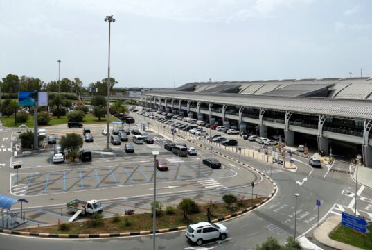 Elmas, in aeroporto con 63 ovuli di cocaina nel corpo: arrestata