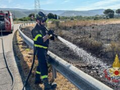 Terralba, incendio vicino alla 131: in fiamme sterpaglie e balle di fieno
