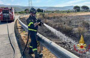 Terralba, incendio vicino alla 131: in fiamme sterpaglie e balle di fieno