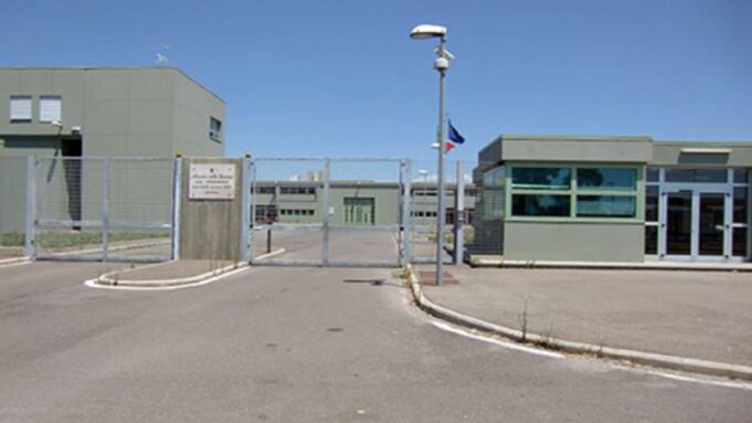 Tensioni nel carcere di Massama: detenuti, con dei bastoni, danneggiano gli arredi