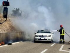 Grande paura a Pula, auto prende fuoco mentre percorreva la ss 195
