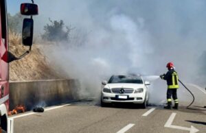 Grande paura a Pula, auto prende fuoco mentre percorreva la ss 195