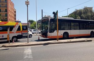 Cagliari, scontro tra un’auto e un bus nel largo Gennari: un ferito