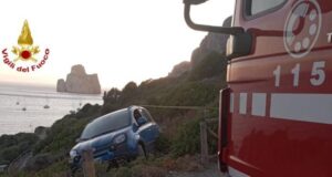 Grande spavento alla spiaggia di Masua: auto scivola in una scarpata