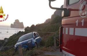 Grande spavento alla spiaggia di Masua: auto scivola in una scarpata