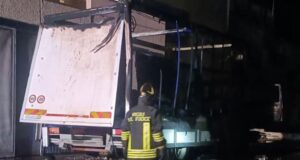 Tortolì, a fuoco un camion di frutta: non si esclude l’origine dolosa