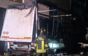 Tortolì, a fuoco un camion di frutta: non si esclude l’origine dolosa