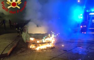 Siniscola, incendio nella notte a La Caletta: a fuoco tre auto